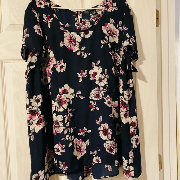Torrid Floral print Blouse - Picture 2 of 5